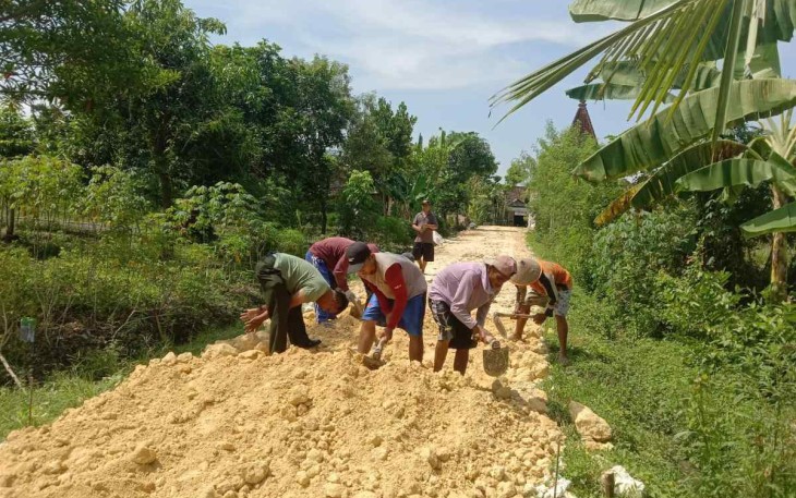 Perbaiki jalan akses warga desa binaan