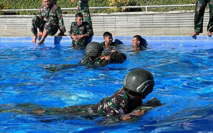 Prajurit lanud Maimun Saleh saat latihan renang militer