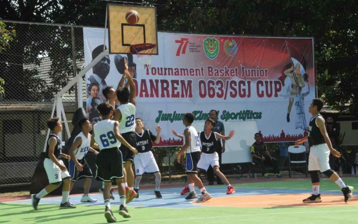 Unjuk kebolehan tim basket pelajar saat mengikuti turnamen basket junior Danrem 063/SGJ