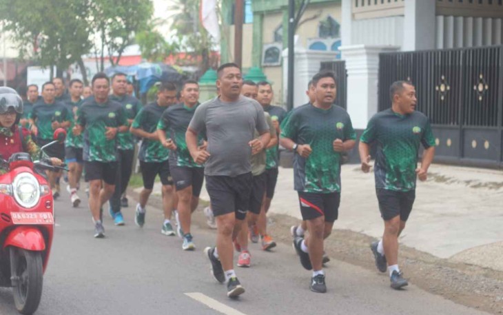 Prajurit Kodim 1001/HSU-BLG lari aerobik menjaga kebugaran fisik