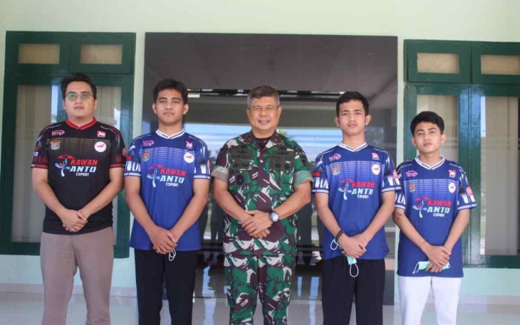 Danrem 142/Tatag Brigjen TNI Farouk Pakar bersama Tim ESI Sulbar