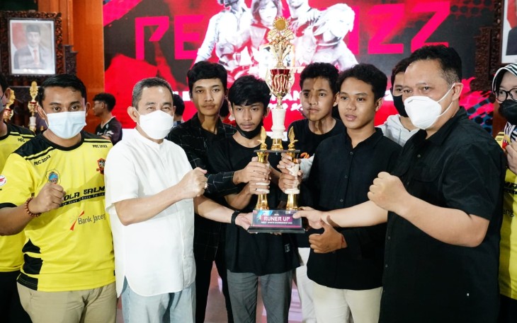 Bupati Pati menyerahkan piala kejuaraan Pati E-sport 