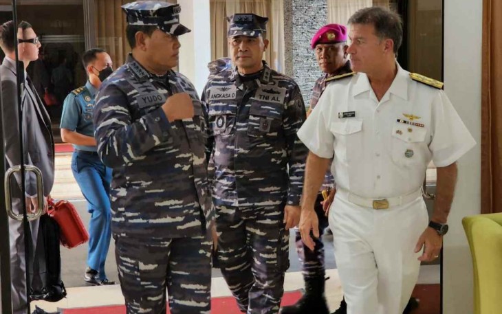 Kasal Laksamana TNI Yudo Margono saat menyambut Admiral John Aquilino di bandara Halim Perdanakusuma Jakarta 