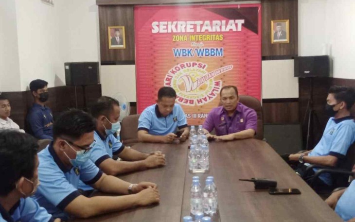 Kadiv Pemasyarakatan Kanwil Kemenkumham Banten Hanibal saat memberikan arahan jajaran Lapas Kelas III Rangkasbitung 