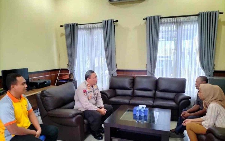 Dirpolairud Polda Banten Kombes Giuseppe Reinhard Gultom saat menerima pemilik kapal di ruang kerjanya