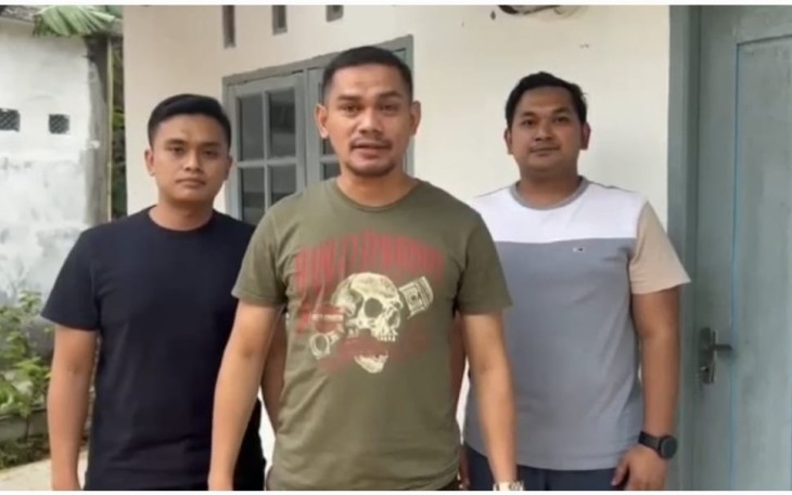 Kasatres Narkoba Polres Metro Jakbar AKBP Akmal bersama anggotanya saat mengamankan ratusan ribu pil Ekstasi di Pekanbaru 