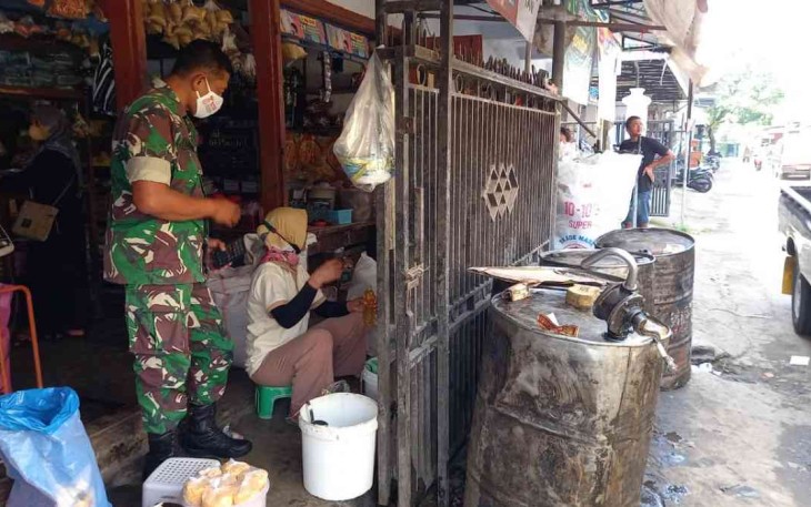 Serda Mujianto saat pantau harga migor curah