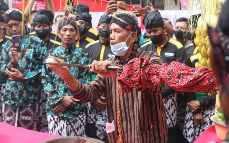 Upacara Adat Jamasan Pusaka Tulungagung Tombak Kanjeng Kyai Upas