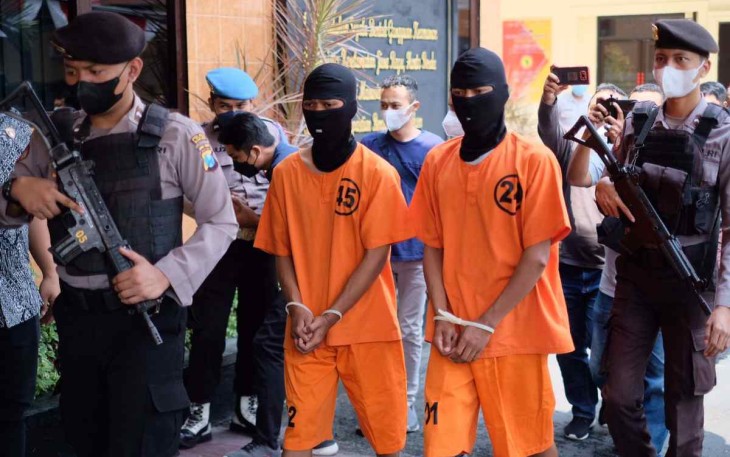 Tersangka pengeroyokan dibawa saat konferensi pers Polres Blitar Kota