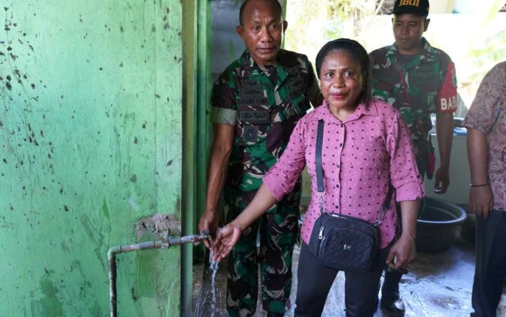 Pangdam Kasuari Mayjen TNI Gabriel Lema saat meninjau TNI Manunggal Air di kampung Waisai