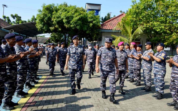 Prajurit Lantamal V Surabaya saat menyambut kedatangan Wakasal