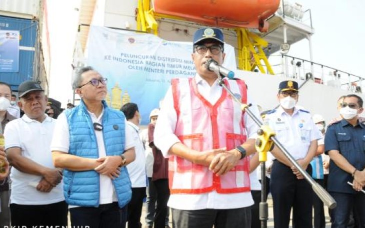 Menteri Perhubungan Budi Karyadi saat melepas pendistribusian minyak goreng kemasan rakyat di Jakarta 
