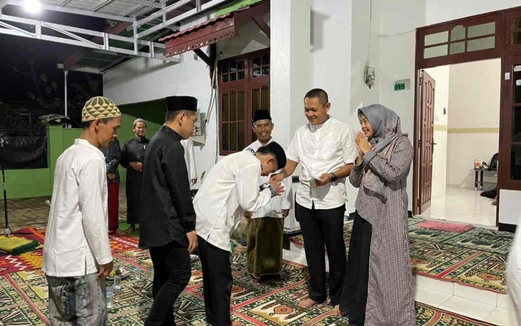 Dandim 1001/HSU-BLG Letkol Inf Dhuwi Hendradjaja saat menyantuni anak yatim piatu