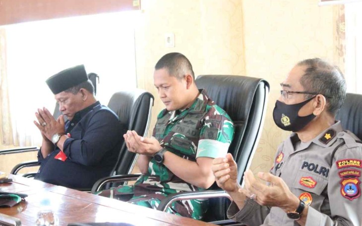 Dandim 1001/HSU-BLG Letkol Inf Dhuwi Hendradjaja saat memanjatkan doa di rapat paripurna DPRD Kabupaten Balangan 