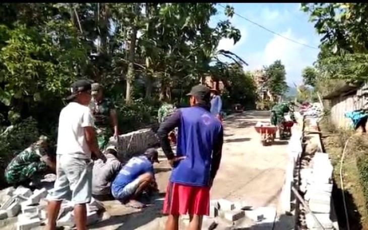 Serka Mulyadi saat membantu warga binaan karya bakti