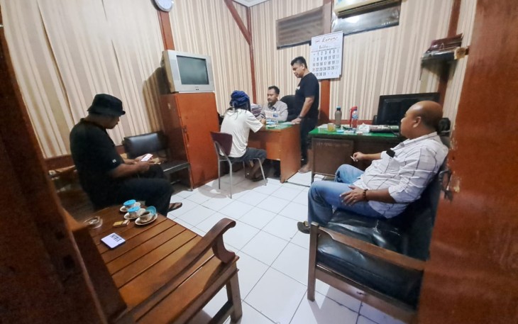 Anggota Reskrim Polsek Cepu saat memeriksa Rambang Ruhaji pelaku penganiayaan terhadap anggota Reskrim Polsek Cepu.