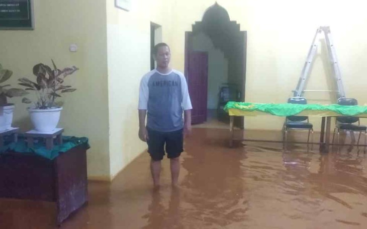 Ilustrasi rumah terendam air yang mulai surut