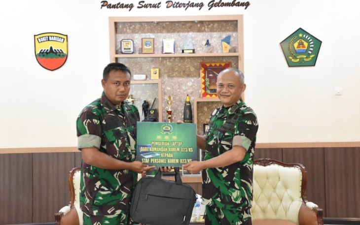 Kasrem 023/KS saat menyerahkan laptop 