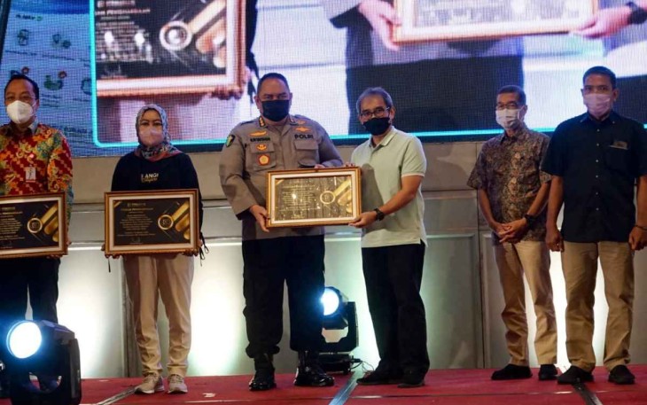 Kombes Pol Erwin Zainul Hakim saat menerima penghargaan dari BPJS Kesehatan 