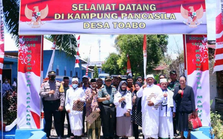 Foto bersama di Kampung Pancasila desa Toabo