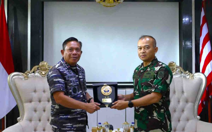 Pangkoarmada III Laksamana Muda TNI Irvansyah saat memberikan cenderamata 