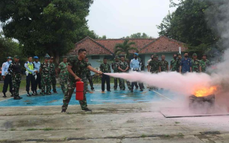 Prajurit lanud Sugiri Sukani saat praktek menggunakan APAR