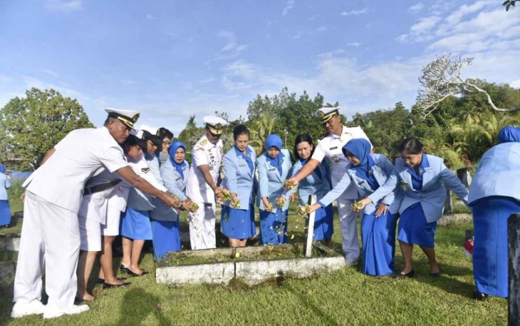 Jajaran Koarmada III saat tabur bunga di TMP Tri Jaya Sakti Sorong