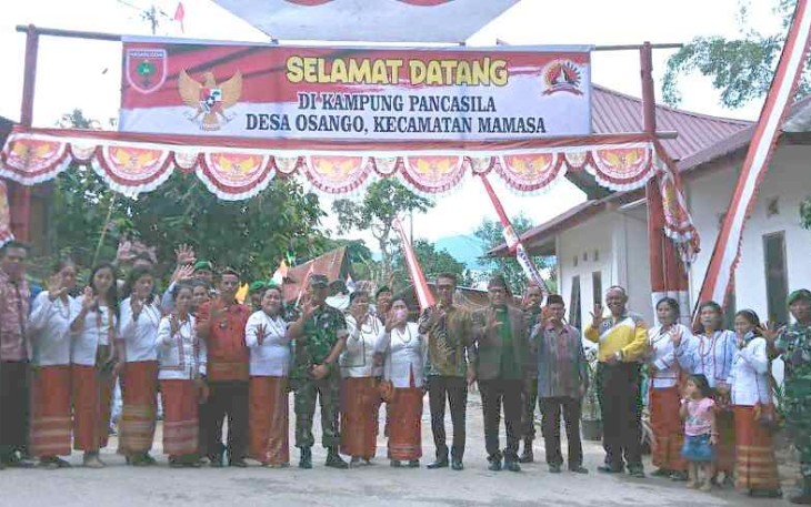 Foto bersama kampung Pancasila Desa Osango
