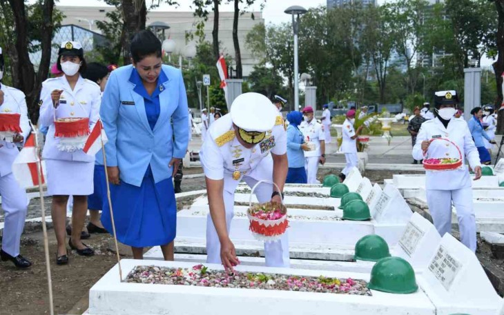 Kasal Laksamana TNI Yudo Margono saat tabur bunga di TMP 10 November Surabaya 