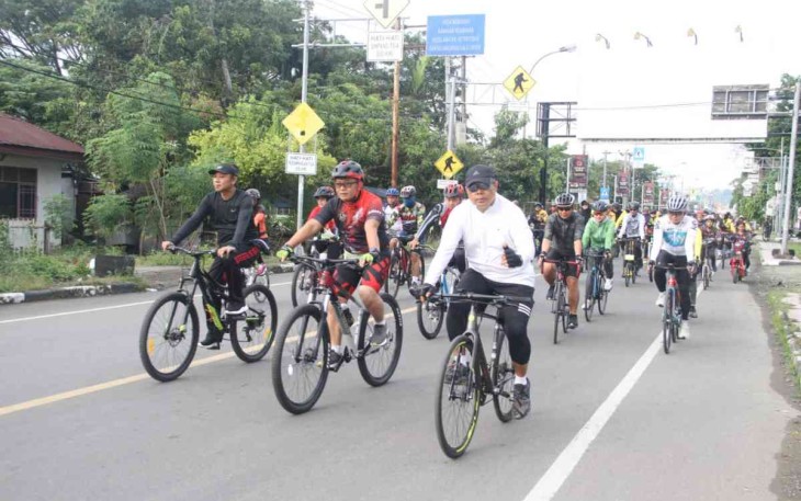 Danrem 142/Tatag Brigjen TNI Farouk Pakar saat fun bike bersama jajaran Kodim 1418/Mamuju dan komunitas sepeda