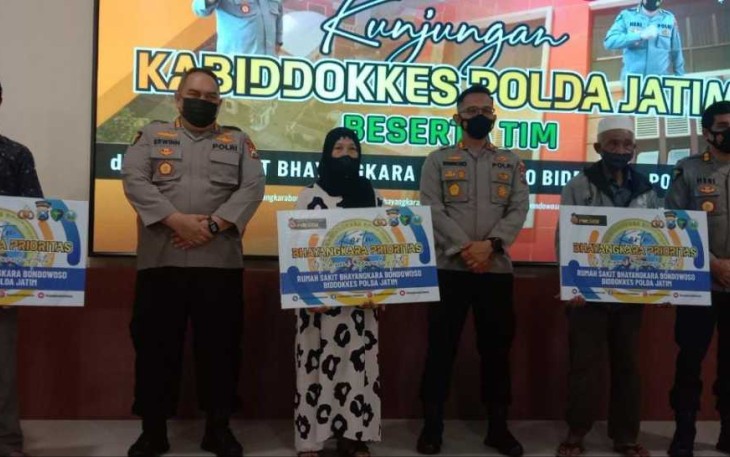 Kabid Dokkes Polda Jatim saat memberikan baksos kemanusiaan 