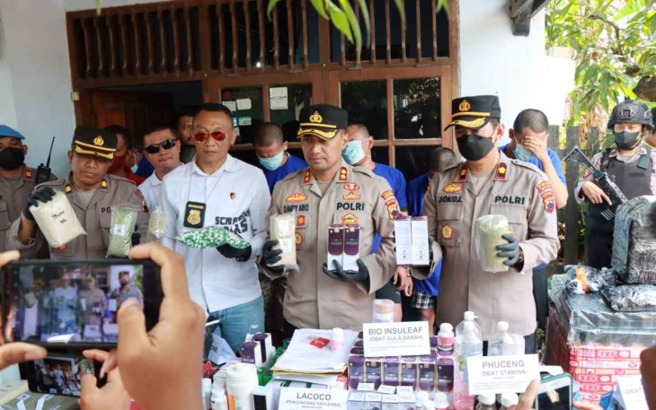 Kapolres Rembang AKBP Dandi Ario Yustiawan saat konferensi pers di TKP