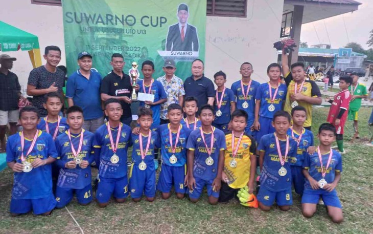 Dirut PUD Pasar Medan bersama juara kompetisi Suwarno Cup