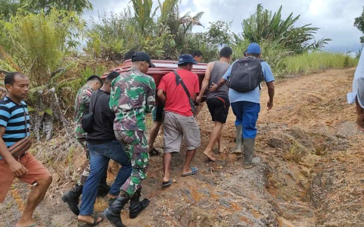 Satgas perbatasan bantu membawa peti jenazah warga