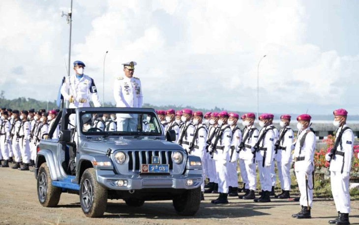 Kepala Staf Koarmada III Laksamana Pertama TNI Yeheskiel Katiandagho saat inspeksi pasukan