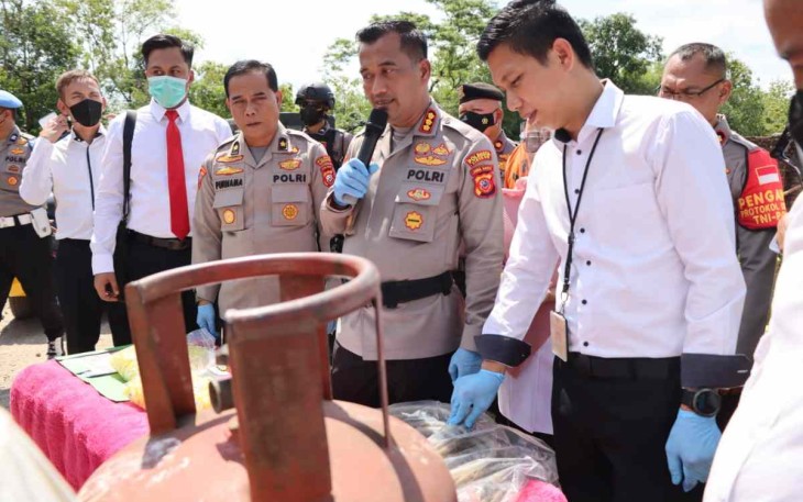 Kapolresta Cirebon saat konferensi pers di TKP