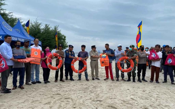 Foto bersama penerima sembako dan alat keselamatan kapal