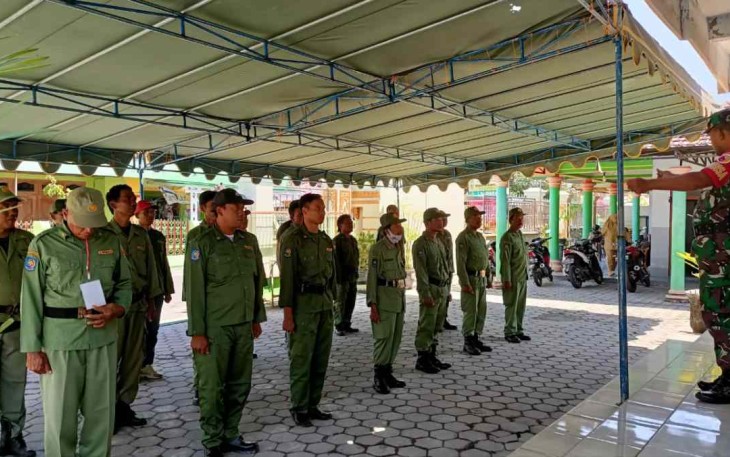 Serda Suyadi melatih linmas di desa binaannya