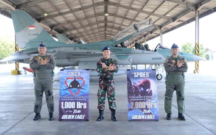 Danlanud Iswahjudi Marsekal Pertama TNI Irwan Pramuda bersama prajuritnya meraih jam terbang T50i Golden Eagle