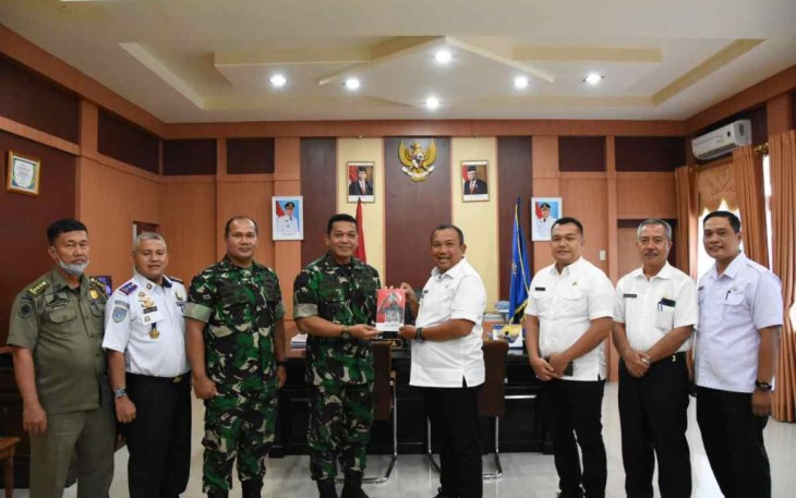 Danrem 023/KS Kol Inf Dodi Triwinarto saat memberikan buku kisah Kasad Loper Koran Jadi Jenderal ke Walikota Sibolga