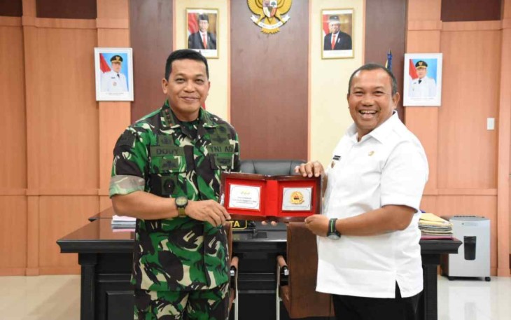 Danrem 023/KS Kol Inf Dodi Triwinarto saat menerima cenderamata Walikota Sibolga 