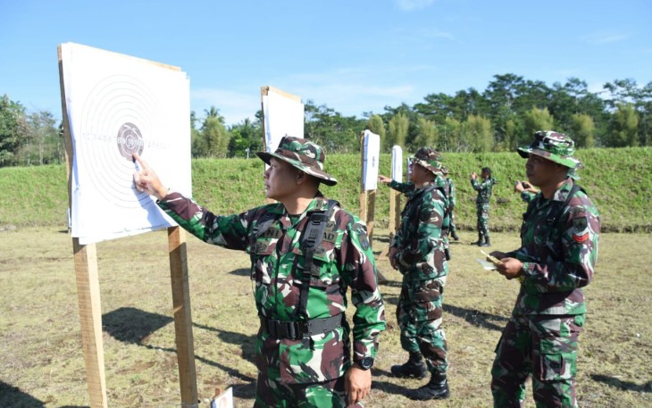 Latihan menembak anggota Korem 073/Mkt
