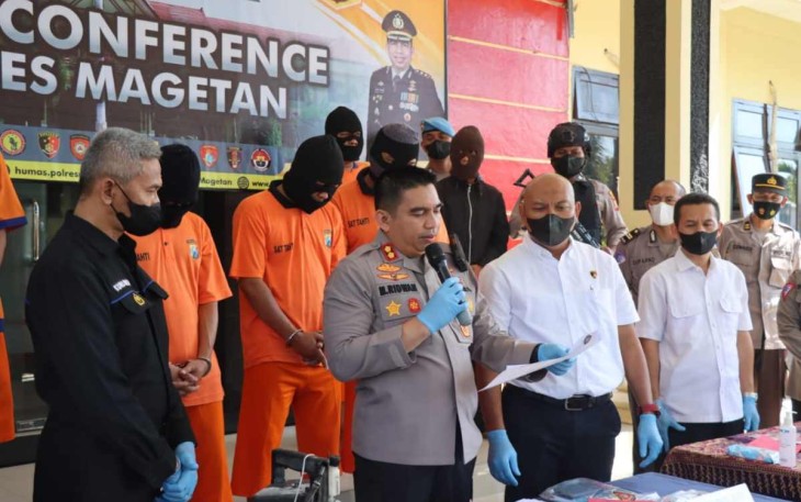 Kapolres Magetan saat konferensi pers terkait peredaran pupuk palsu