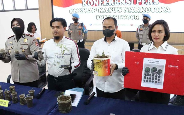 Sat Narkoba Polres Bogor saat konferensi pers penyalahgunaan narkotika jenis ganja