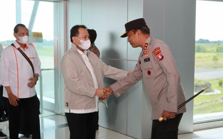 Kapolda Kalteng Irjen Pol Drs Nanang Avianto saat menyambut wakil ketua komisi III DPR RI Ir Pangeran Khairul Saleh