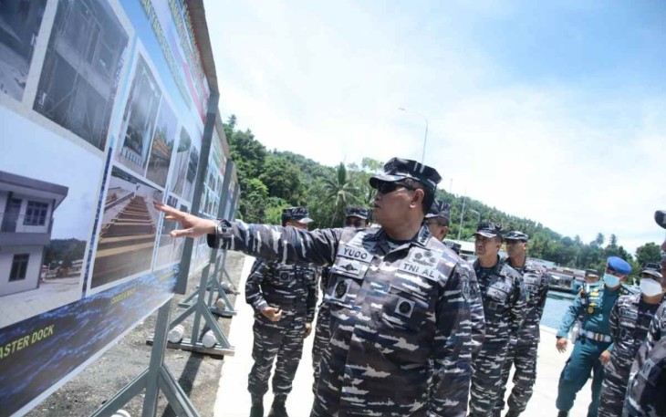 Kasal Laksamana TNI Yudo Margono melihat gambar bangunan Satdik IV Manado