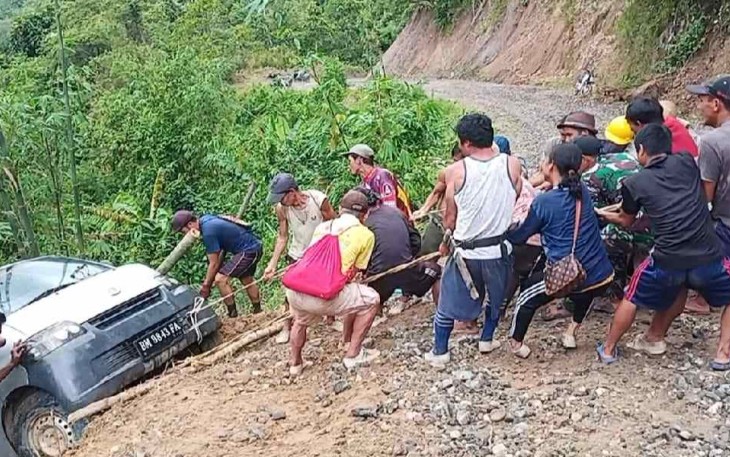 Evakuasi mobil masuk jurang di perbatasan 