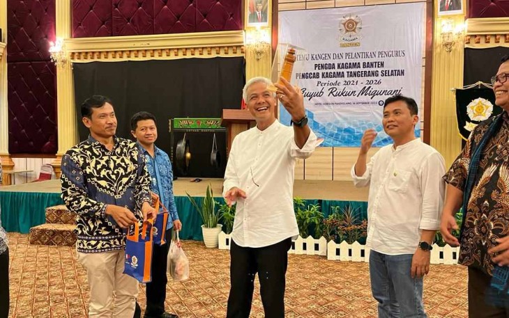 Gubernur Jateng Ganjar Pranowo saat melihat hasil karya WBP lapas Cilegon 