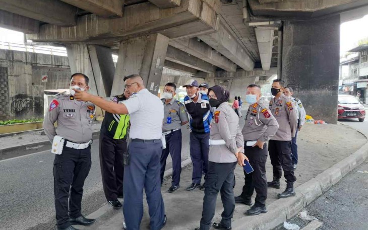 Personel satlantas Polrestabes Medan saat rekayasa lalin fly over