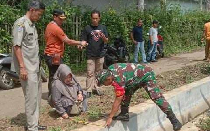 Danramil 0111/Pagelaran Kapten Inf Tata saat meninjau langsung monev di desa Kertasana des 